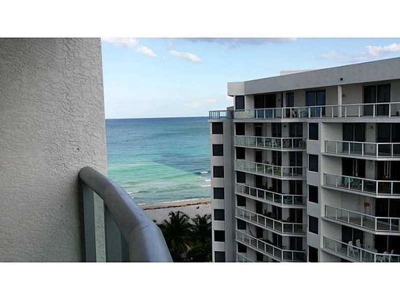 Apartamento em Frente a PRaia - Sunny Isles - Miami Beach - $499,000  