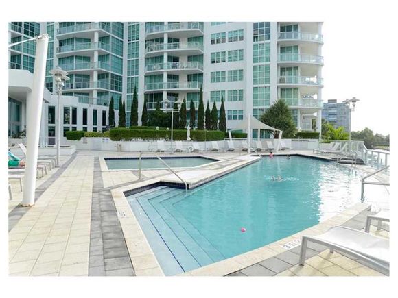 Apartamento em Predio Moderna - Aventura - Miami -  $550,000 