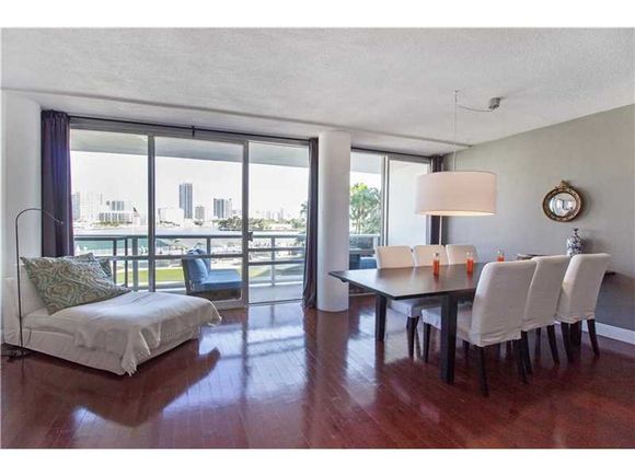 Apartamento Miami Beach com Varanda - $360,000 