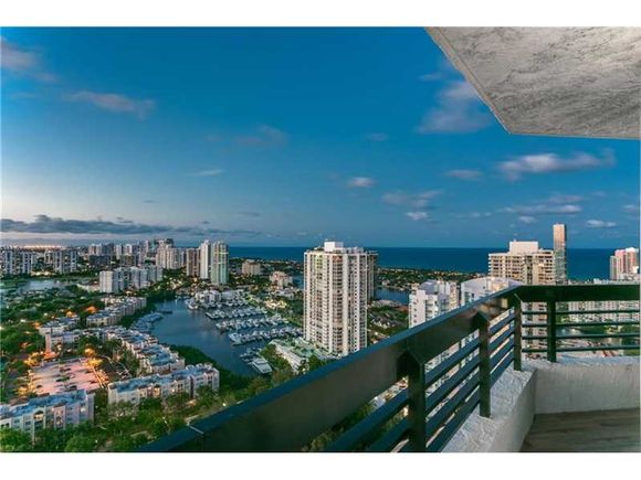 Apartamento de Luxo em andar alta - Aventura - Miami - $550,000  