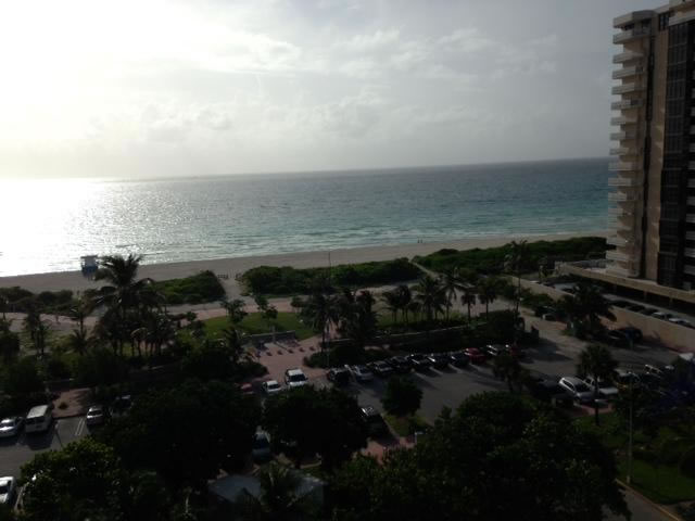 Apartamento Para Vender em Frente a Praia, no Ocean Park em Miami Beach 239,900