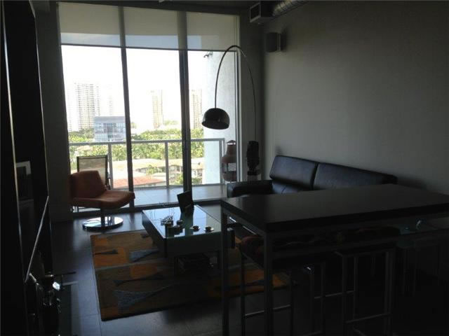 Lindo Apartamento em Frente ao Canal em Aventura, Miami $639,000