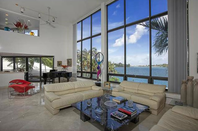 Imóvel de Luxo em Cenário Paradisíaco de Miami Beach, Flórida $5,900,000