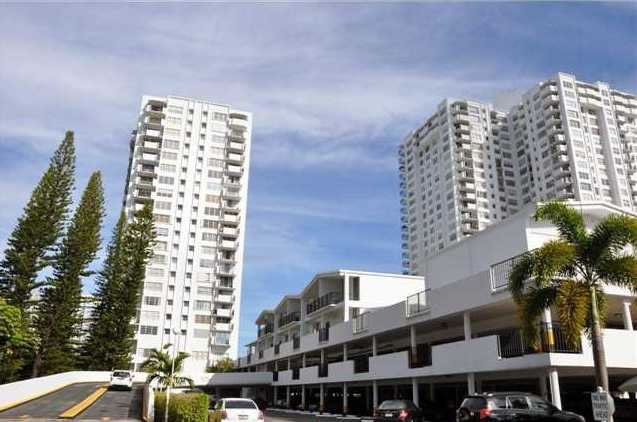 Apartamento no Commodore Plaza, em Aventura, Miami $225,000
