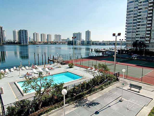 Apartamento no Commodore Plaza, em Aventura, Miami $225,000