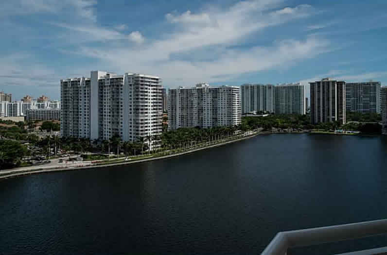 Apartamento Próximo a  Shoppings e Restaurantes em Aventura, Miami $234,900