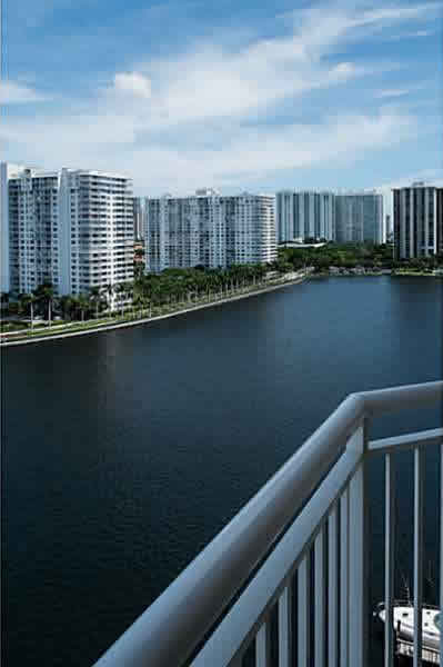 Apartamento Próximo a  Shoppings e Restaurantes em Aventura, Miami $234,900