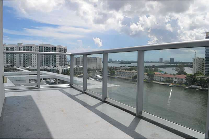 Apartamento com Ambiente de Resort Cinco Estrelas em Miami Beach $385,000