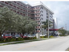 Apartamento com Piscina em Eastern Shores - $199,000
