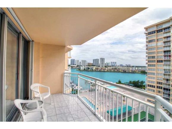 Apartamento mobiliado com visto do Intercoastal - Miami- $250,000