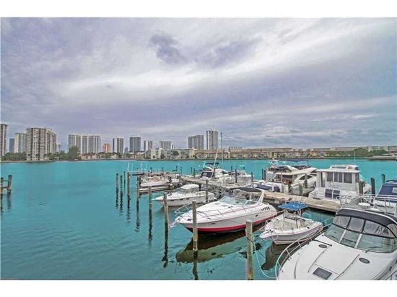 Apartamento mobiliado com visto do Intercoastal - Miami- $250,000 