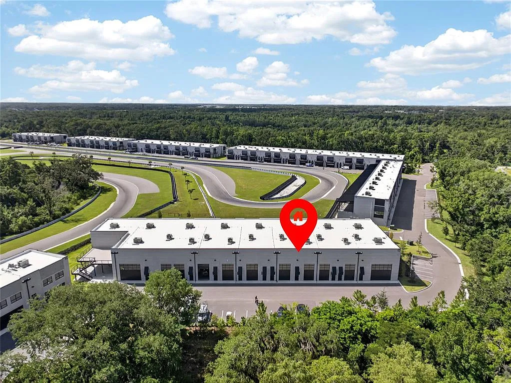 Garagem Particular na pista de corrida The Motor Enclave - Tampa, Florida $458,990 Garagem Particular na pista de corrida The Motor Enclave - Tampa, Florida $458,990