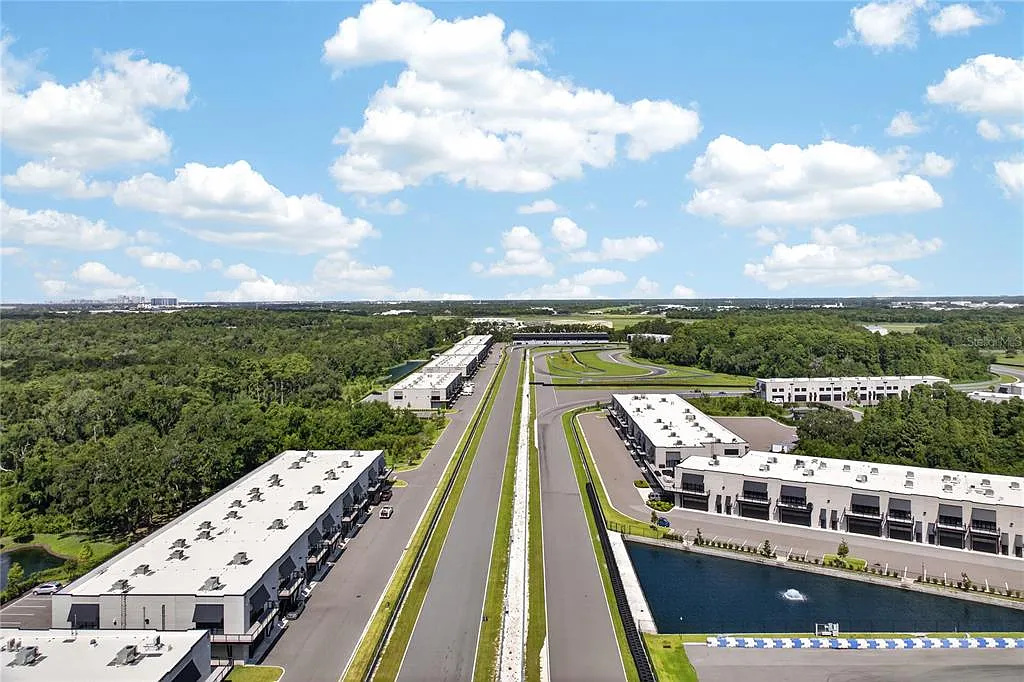 Garagem Particular na pista de corrida The Motor Enclave - Tampa, Florida $458,990 Garagem Particular na pista de corrida The Motor Enclave - Tampa, Florida $458,990