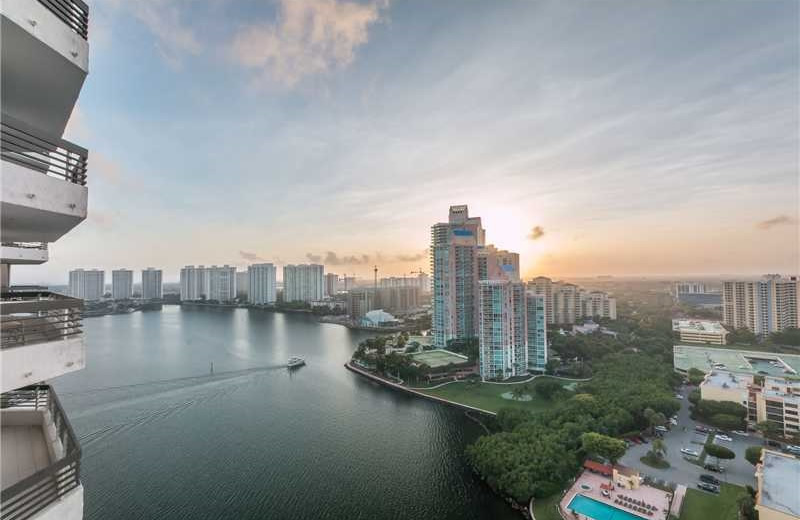 Apartamento de 2 quartos com varandão no Torre 500 em Aventura - Miami $425,000