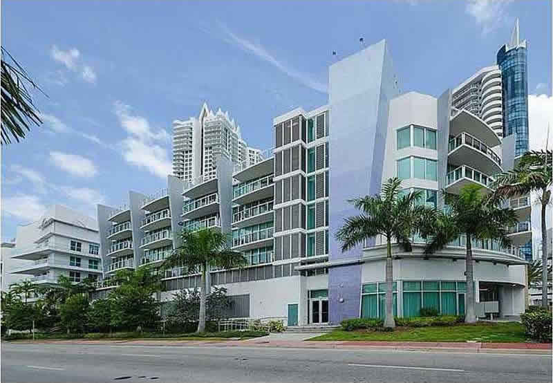 Apartamento de 2 quartos - travessa rua para praia em Miami Beach $449,000