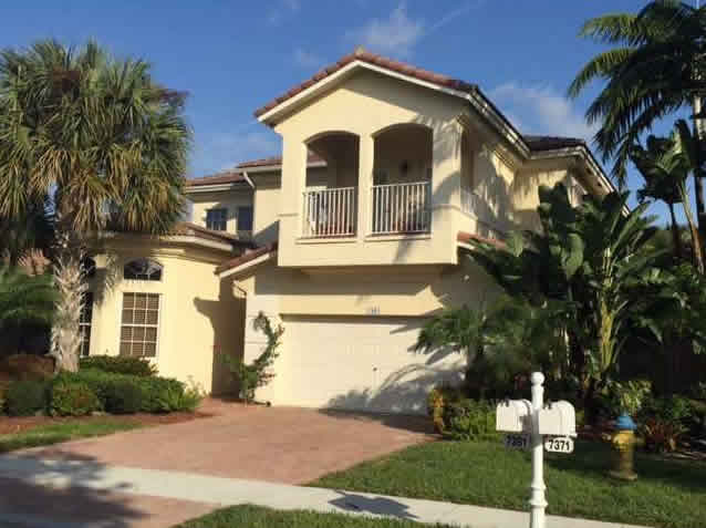 Casa de 4 quartos em Pembroke Pines - perto de Miami $479,000