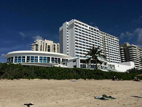 Apartamento de 2 quartos em frente a praia em hotel de luxo - Miami Beach $355,000