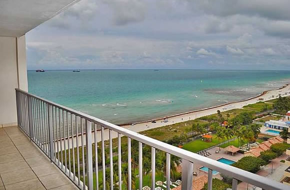 Apartamento à Venda em Frente a Praia em Miami Beach $385,000 